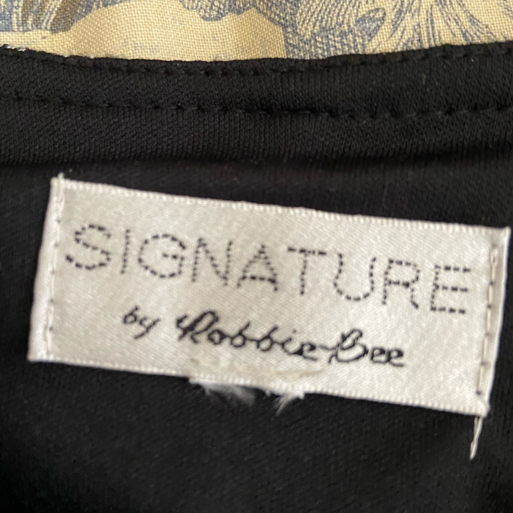 Signature by Robbie Bee Women’s dress Size M. - Picture 6 of 7